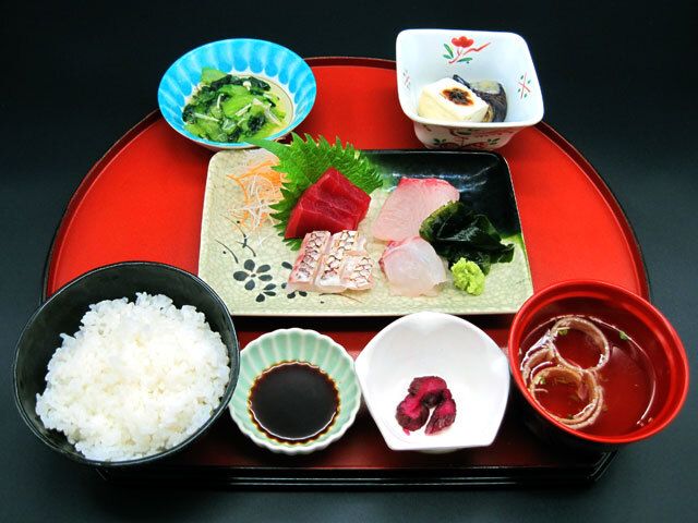 刺身の盛り合わせと小鉢が付いた和食セット