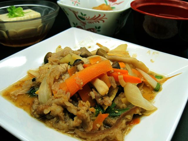 茸と野菜の炒めものがメインの献立