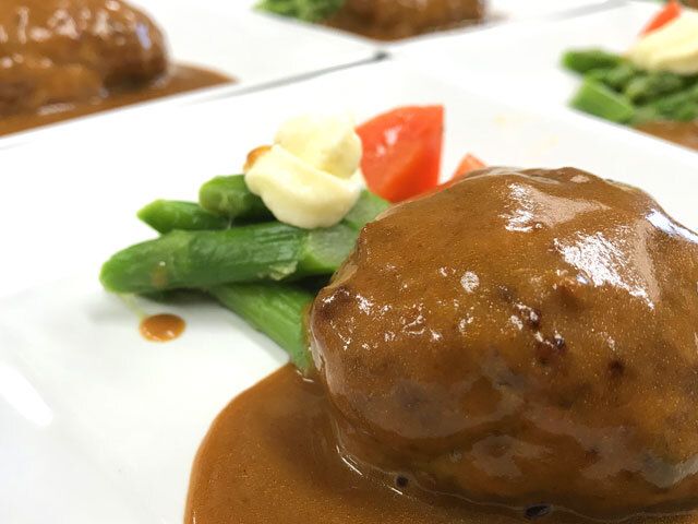 アスパラとトマトを添えたデミグラスハンバーグ