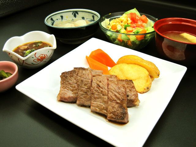 にんじんのグラッセやポテトを添えたステーキのセット