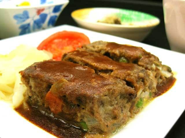 フライドポテトとトマトを添えたデミグラスハンバーグ