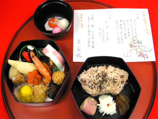 お品書きの付いた赤飯とおせち料理