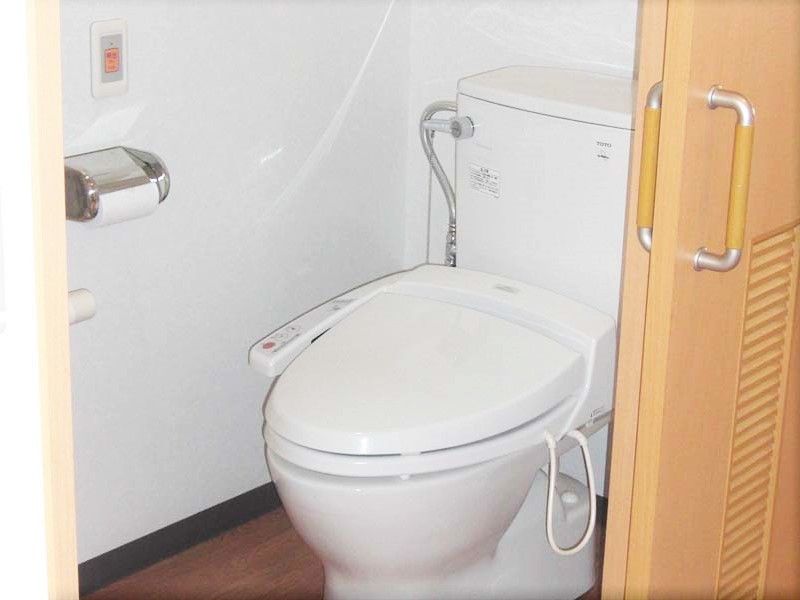 緊急コール付きのトイレの様子。居室内に取り付けてあるトイレの写真