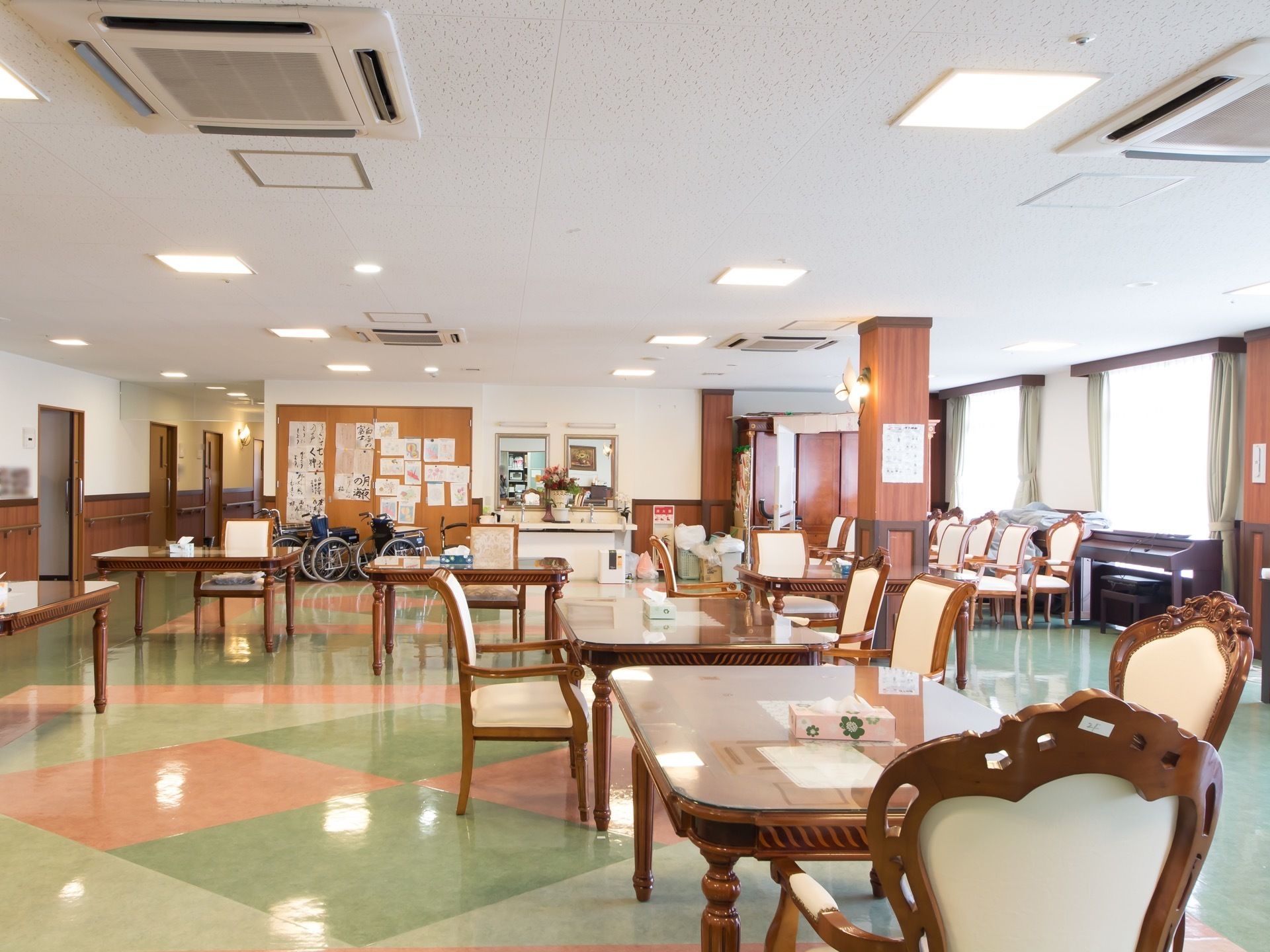 明るい色調の広間に、優雅なデザインの椅子やテーブルが配置されている。オルガンが設置されており、壁面には創作活動の作品が飾られている。