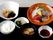 品数の多い栄養バランスが整ったメニューの一例。ごはん、みそ汁などがある
