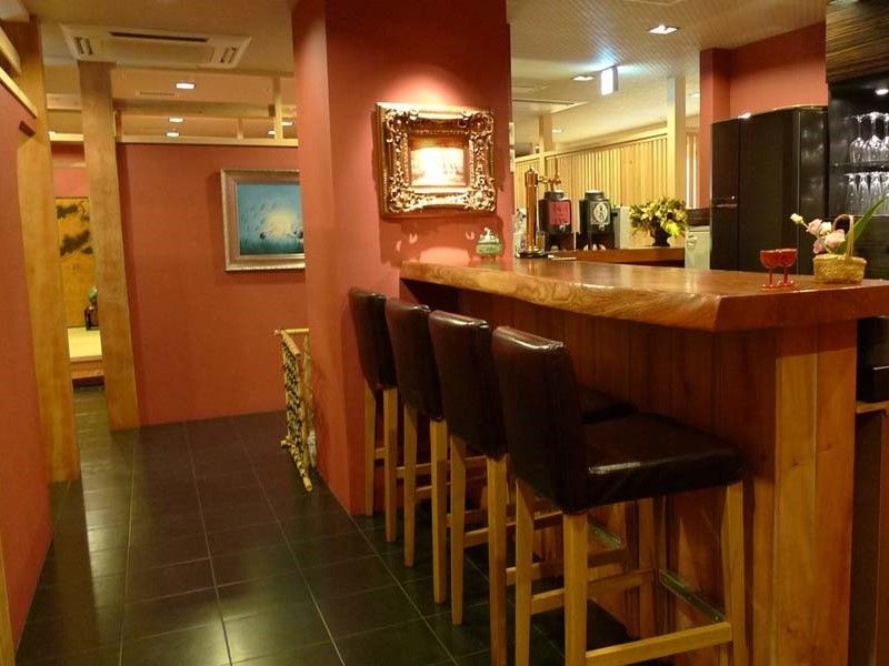居酒屋のようなテーブルとカウンター席。キッチンの設備があるのが分かる