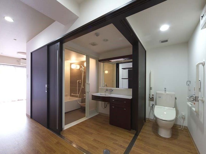 水回りの設備を写した写真。個別浴室、洗面台、トイレが写っている様子