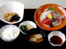 品数の多い整った食事の様子。ごはんやお吸い物、おかずがある様子