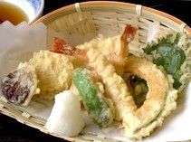 野菜の天ぷらを写した写真。ある日のメニューの一例を写した写真