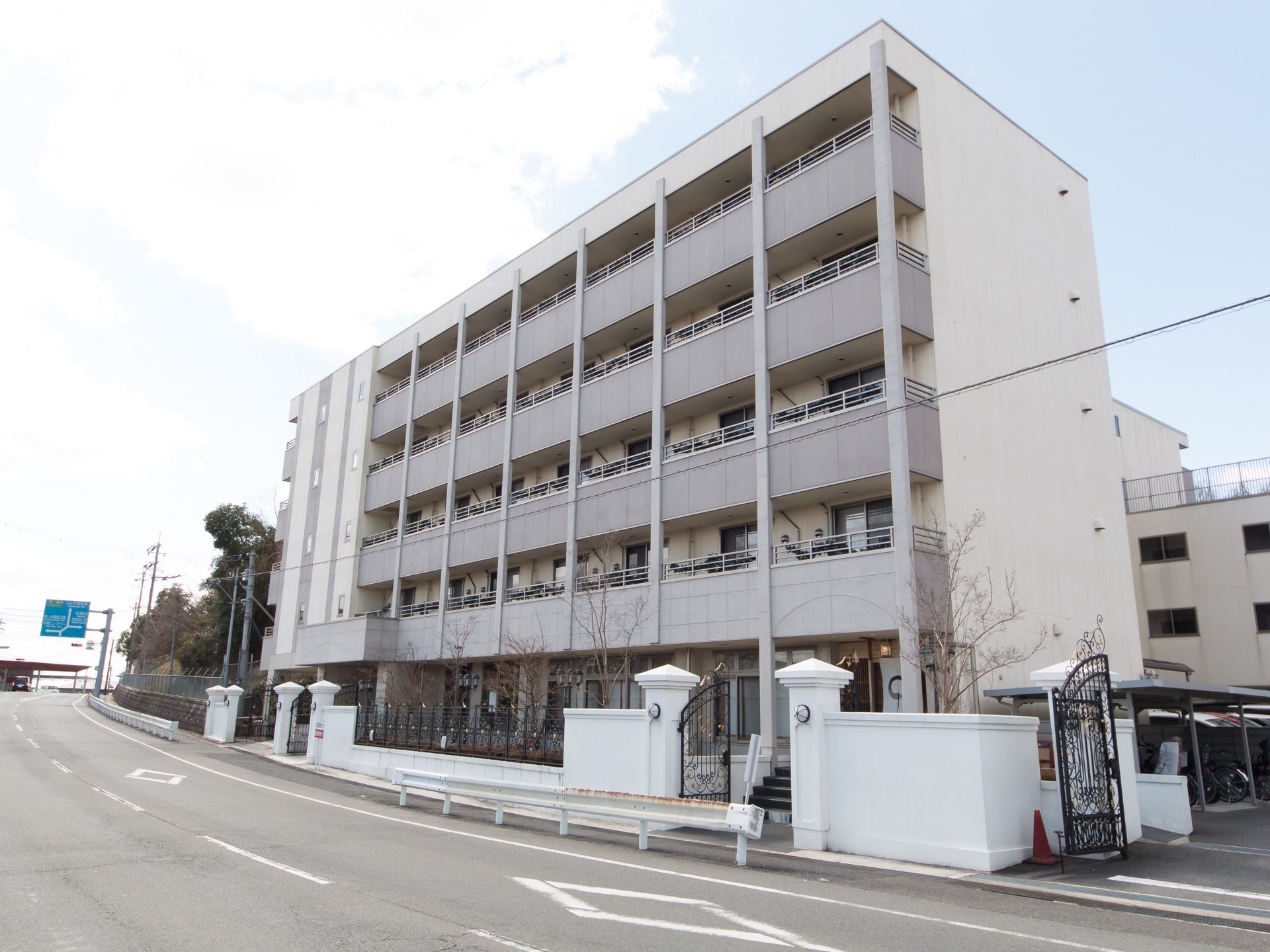 施設は５階建てで、マンション風の見た目が特徴的となっている。入り口には高級感のある造りの門が設置されている。