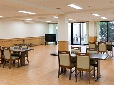 明るい食堂には4人掛けのテーブルが並び、奥にはテレビも置かれている。