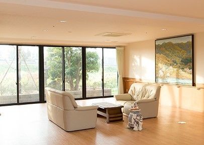共有スペースには大きな絵画が飾られ、向き合う形で白いソファが二つ置かれ、その中央にテーブルがある。