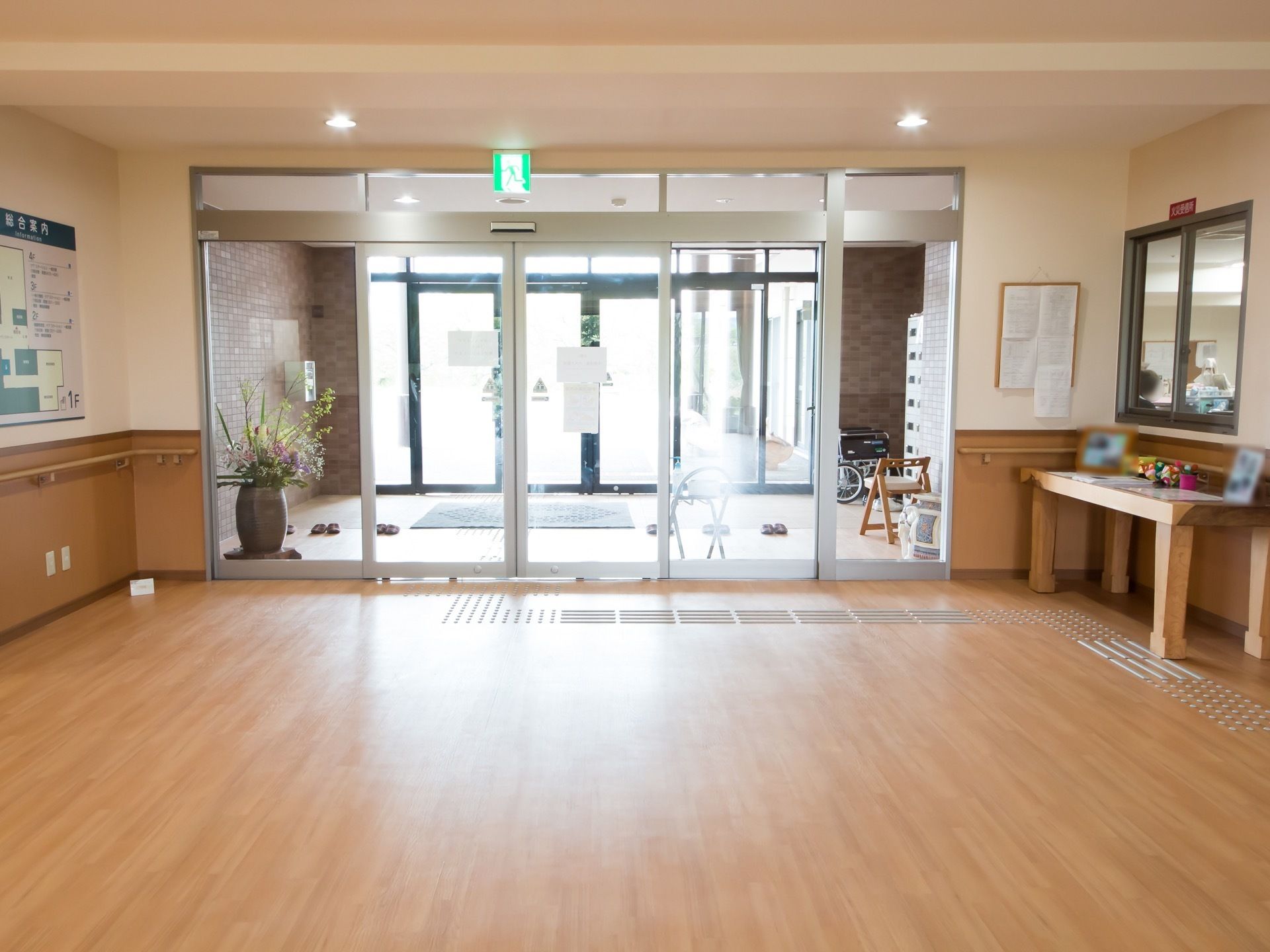 施設入口はガラス張りの自動ドアで、玄関と館内の間には段差がない。横にはスタッフルームが設けられている。
