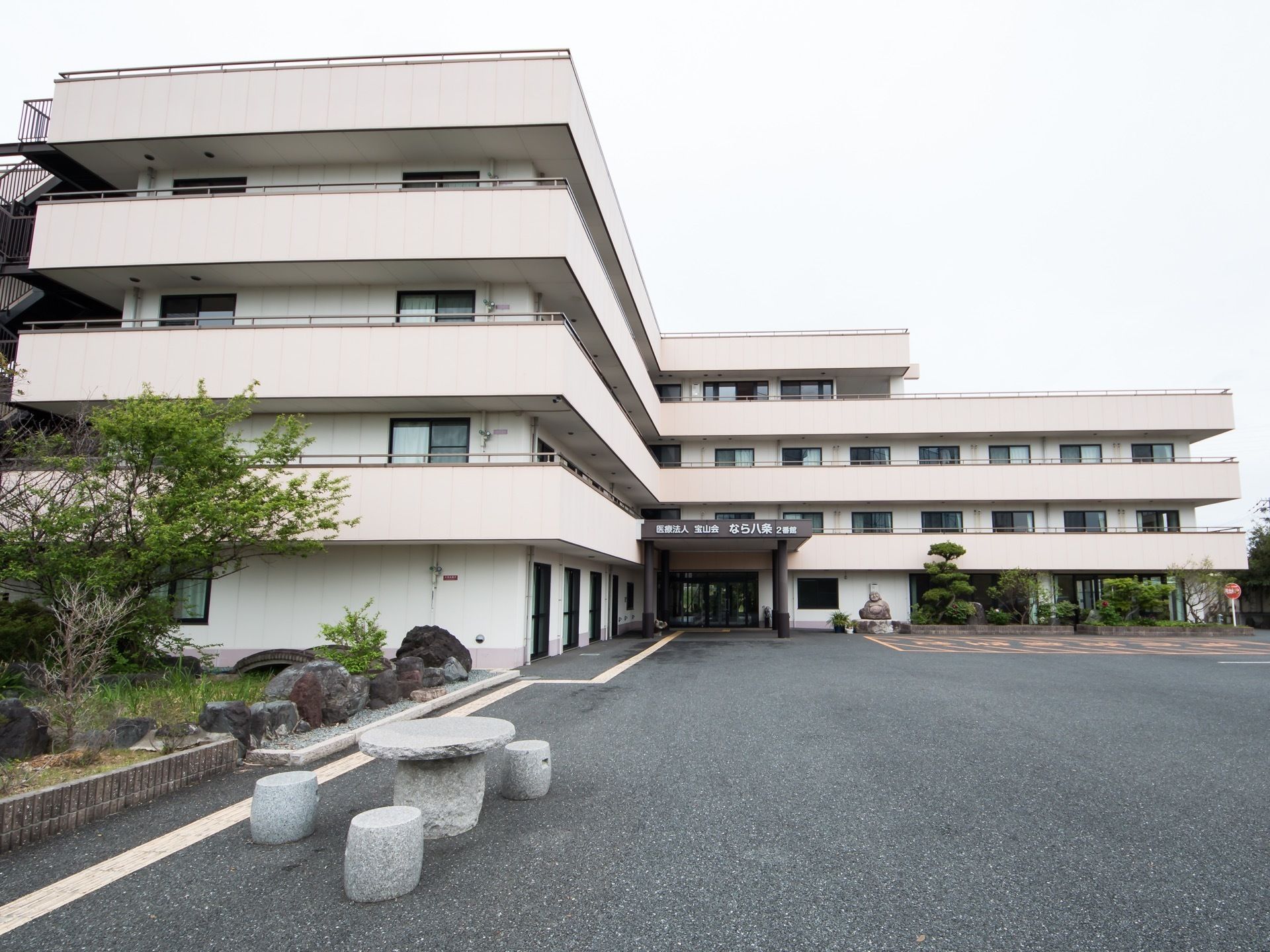 白を基調とした落ち着いた色合いの４階建ての建物で、2階以上の部分にはベランダスペースが設けられている。