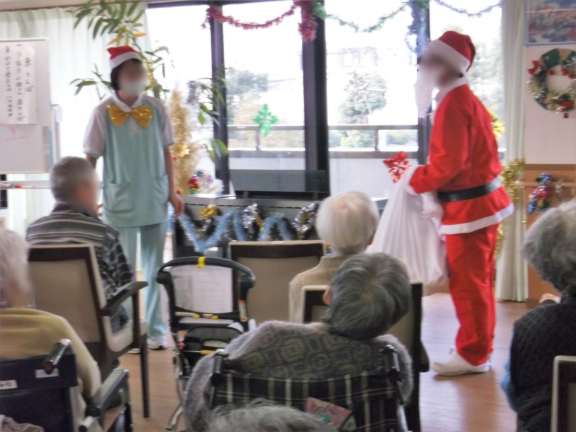 サンタクロースに扮したスタッフが大きな白い袋を持って登場するクリスマス会。