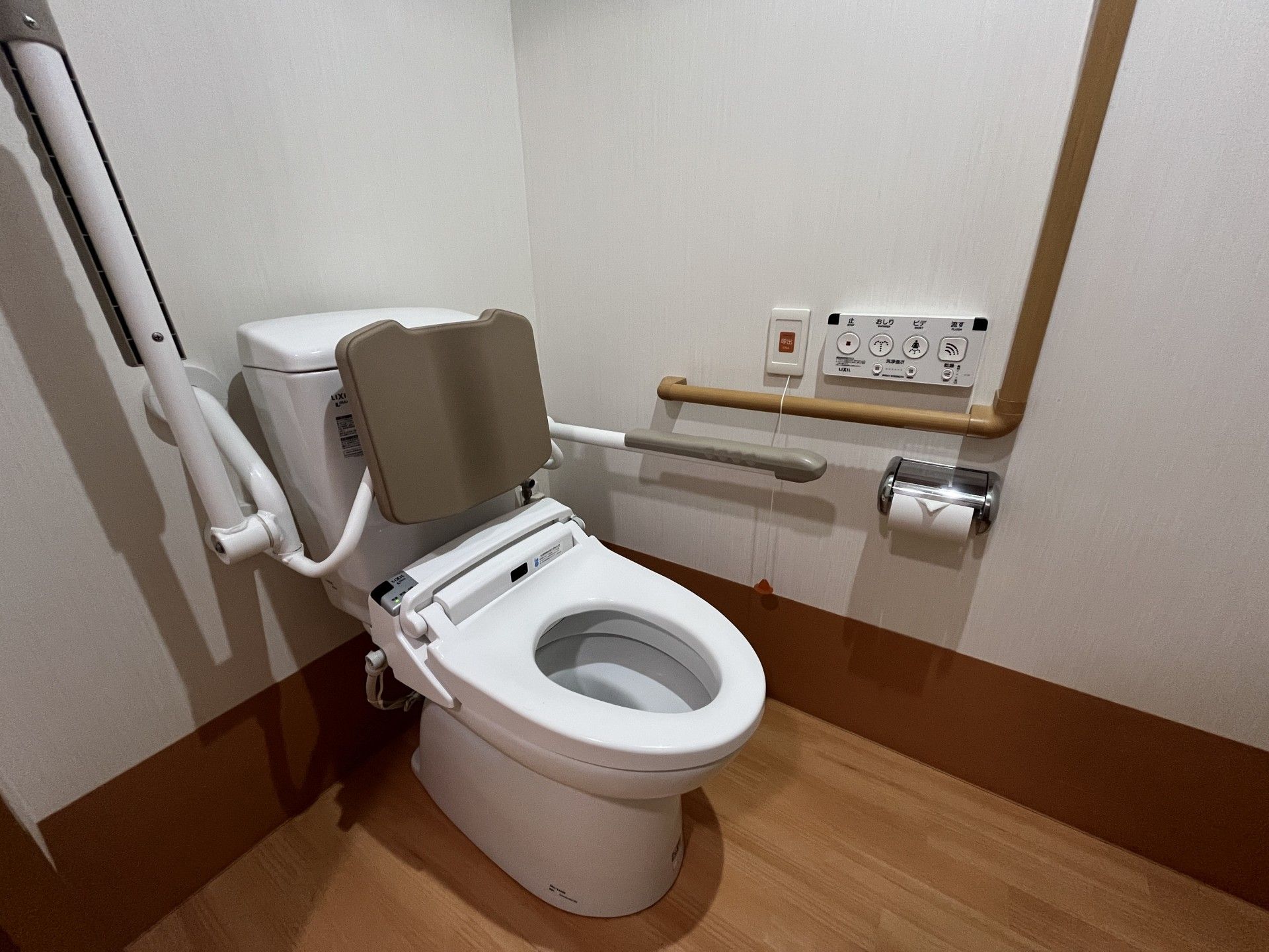 手すり付きのトイレ