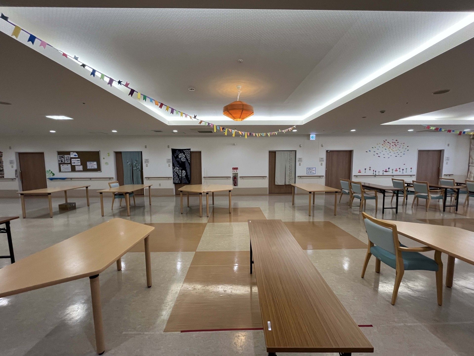 飾り付けがある広い部屋