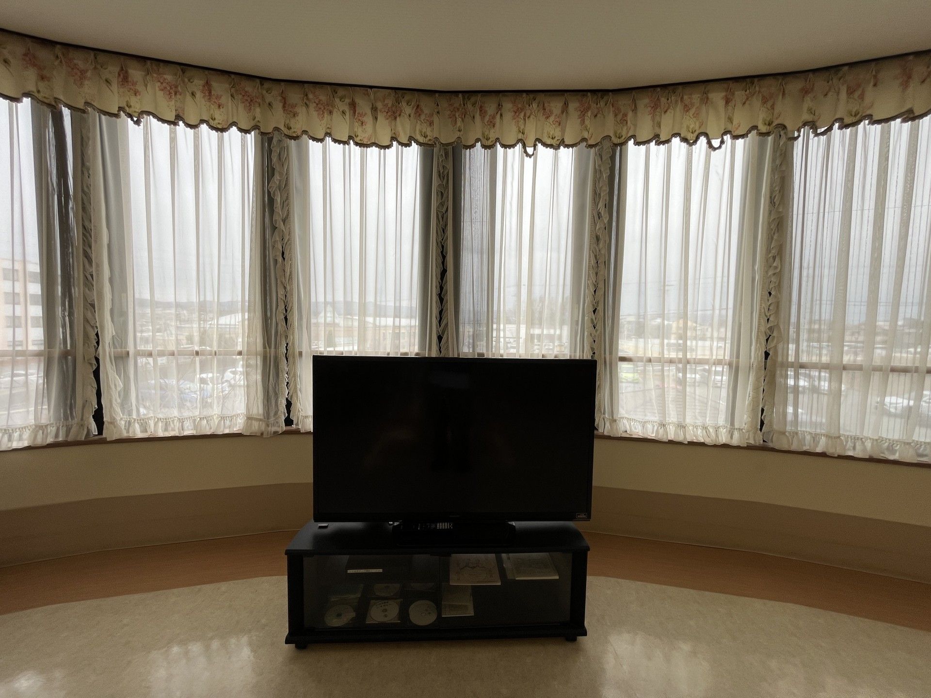 大きな窓とテレビの部屋
