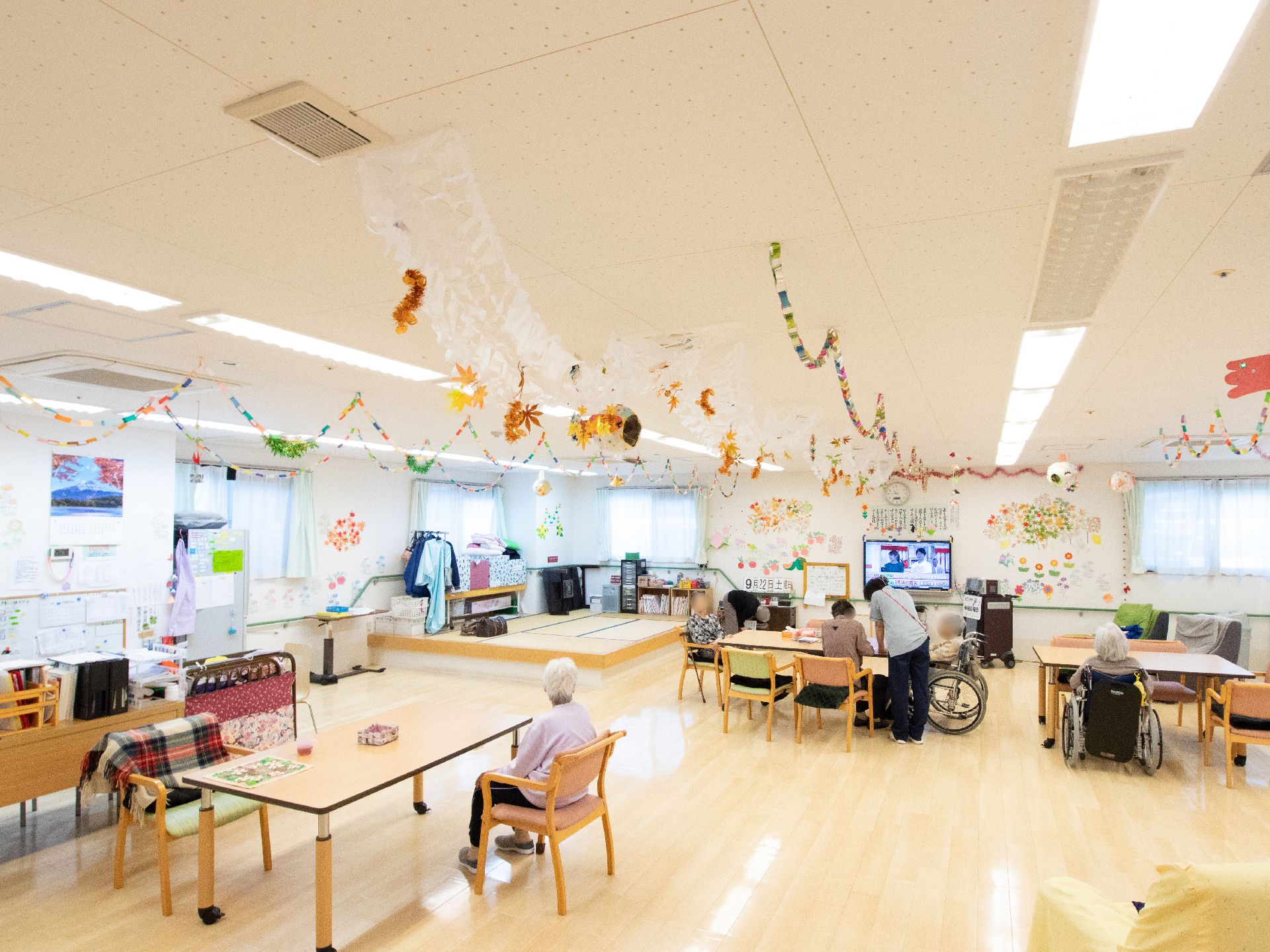 一角に畳スペースが用意された部屋で、数名の利用者が過ごしている様子
