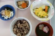 赤飯と吸い物がセットになった和食