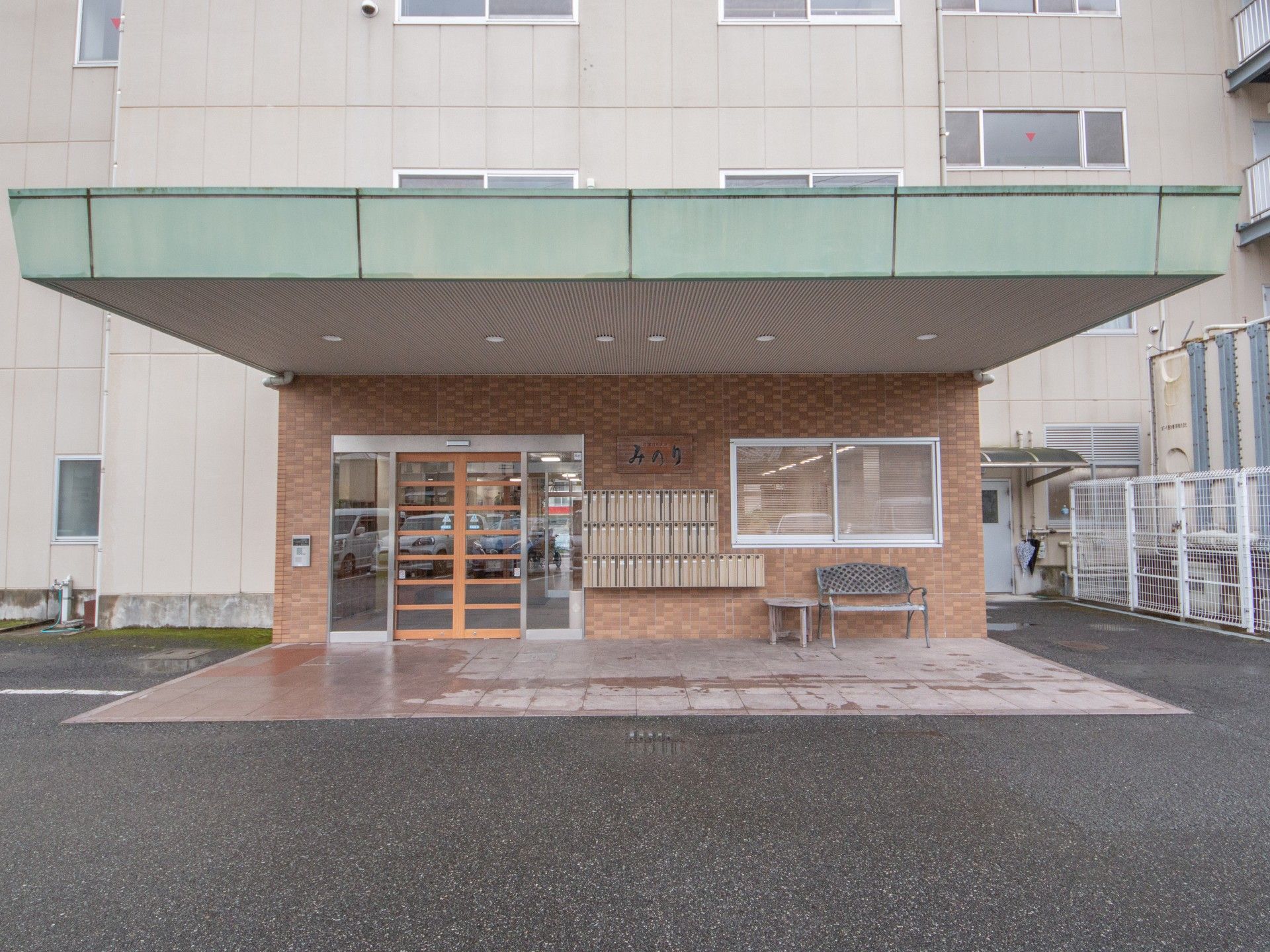 入口とベンチのある建物正面