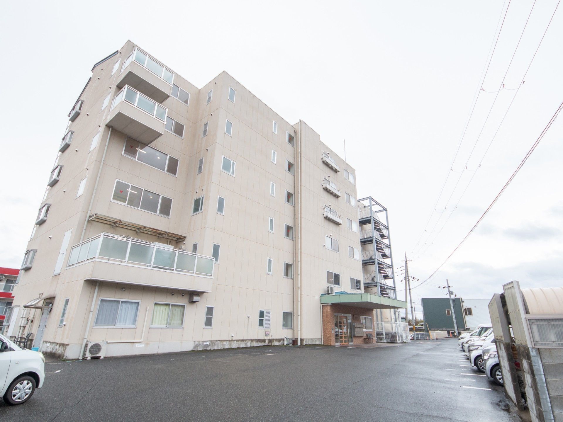 多階層の建物外観