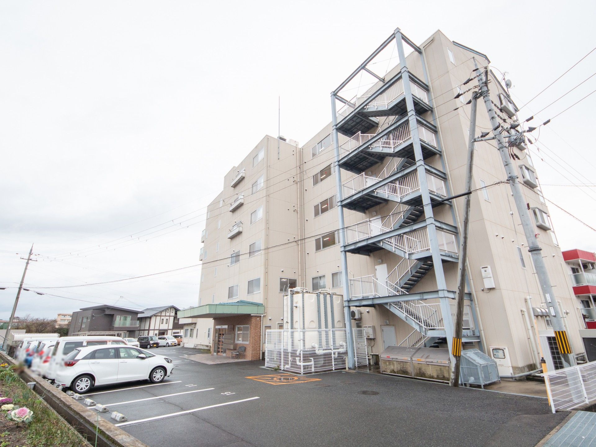 明るく清潔な外観