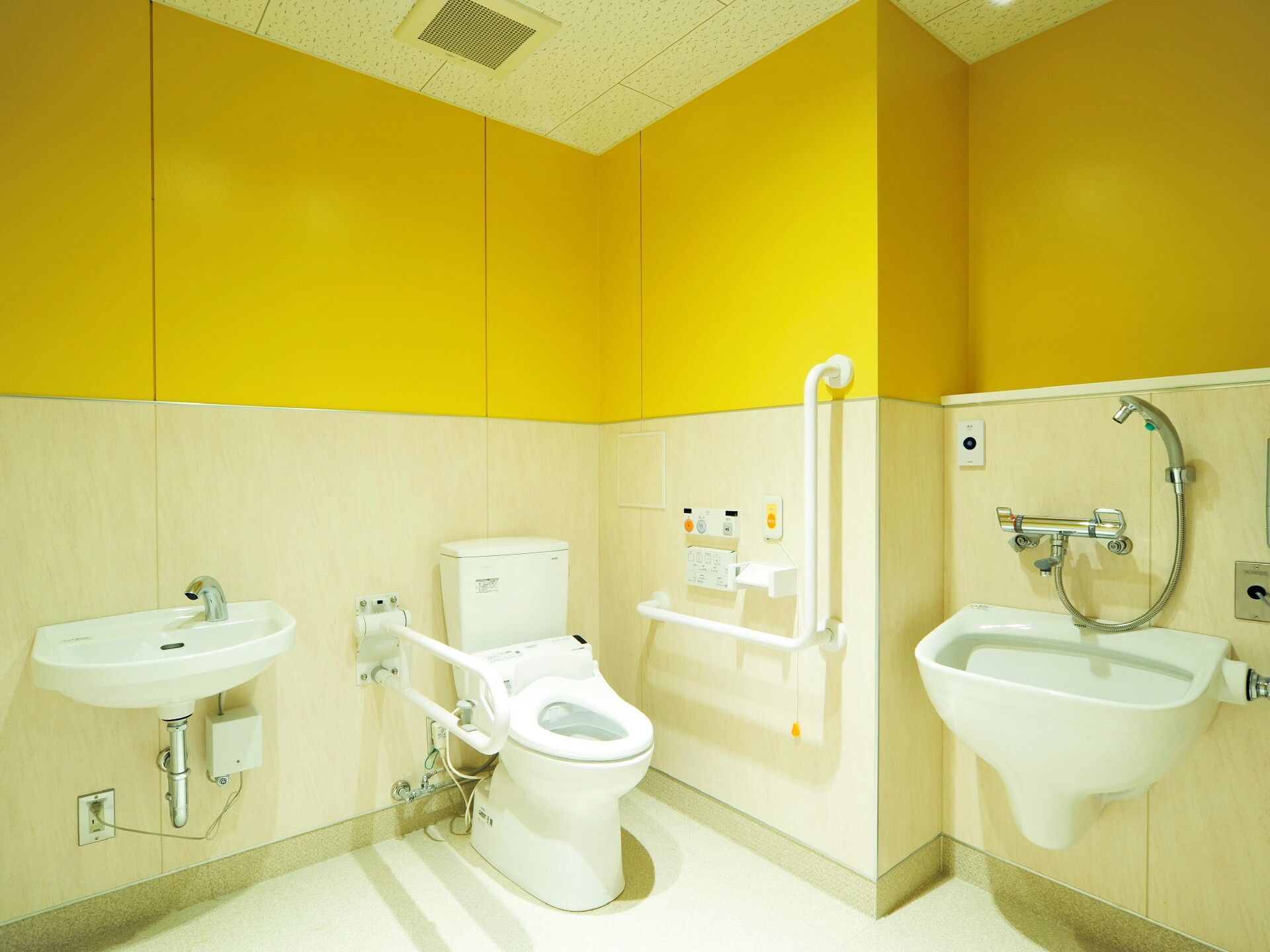 手すりが両サイドに設置されたトイレには呼び出しボタンもあり、広さも十分ある。