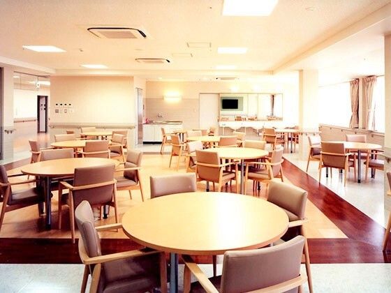 丸テーブルと椅子のセットがたくさん置いてある広めのダイニングスペースの様子