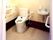 手すりが両側についた介護仕様のトイレの様子。車いすのまま入れる広さのトイレ