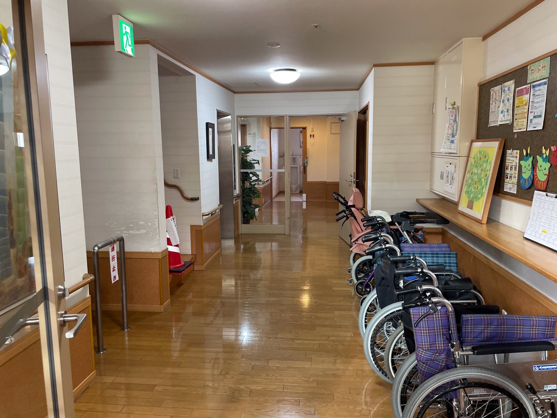 車椅子が並ぶ廊下