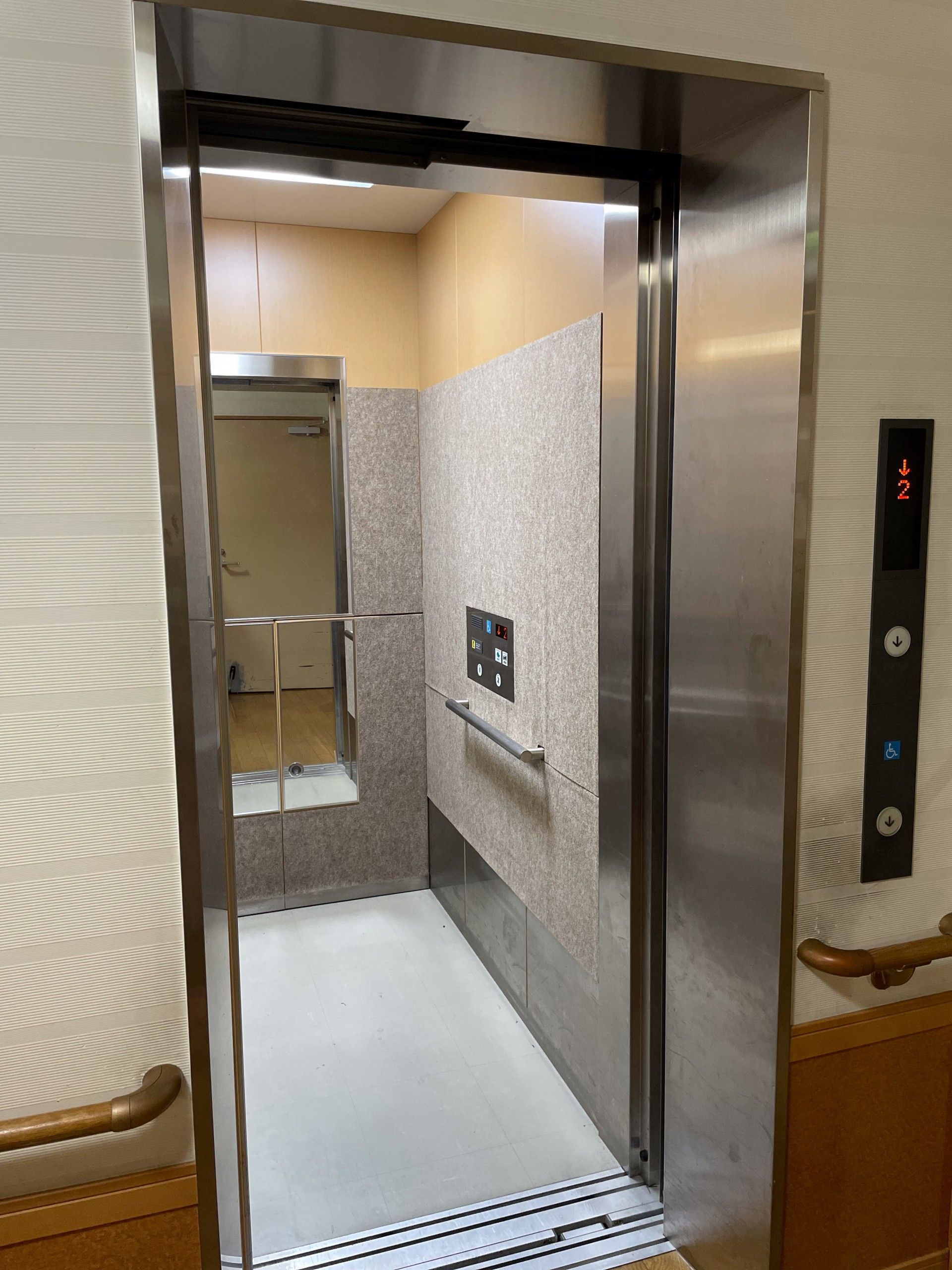 安全で広いエレベーター