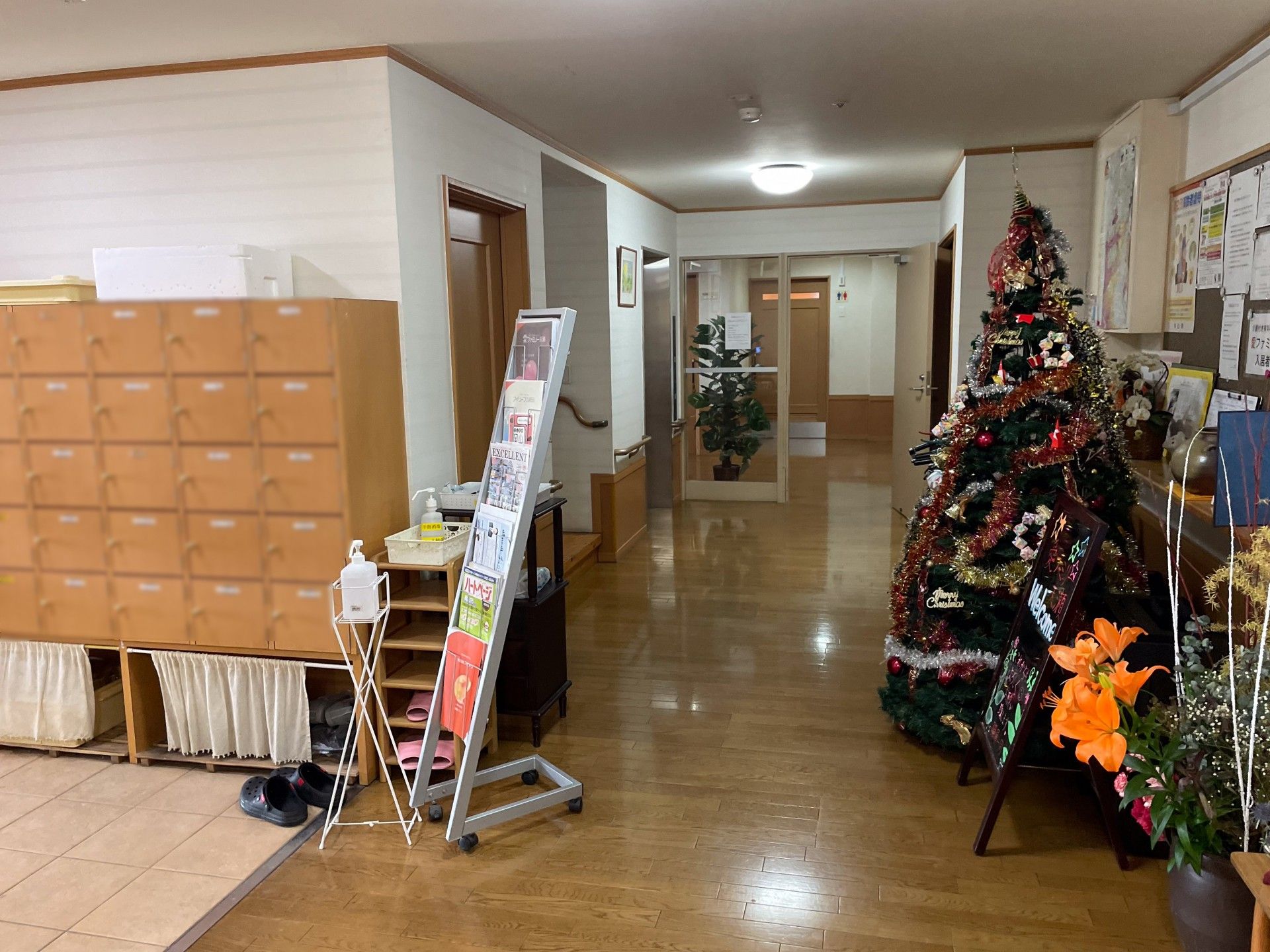 クリスマスツリーのある廊下