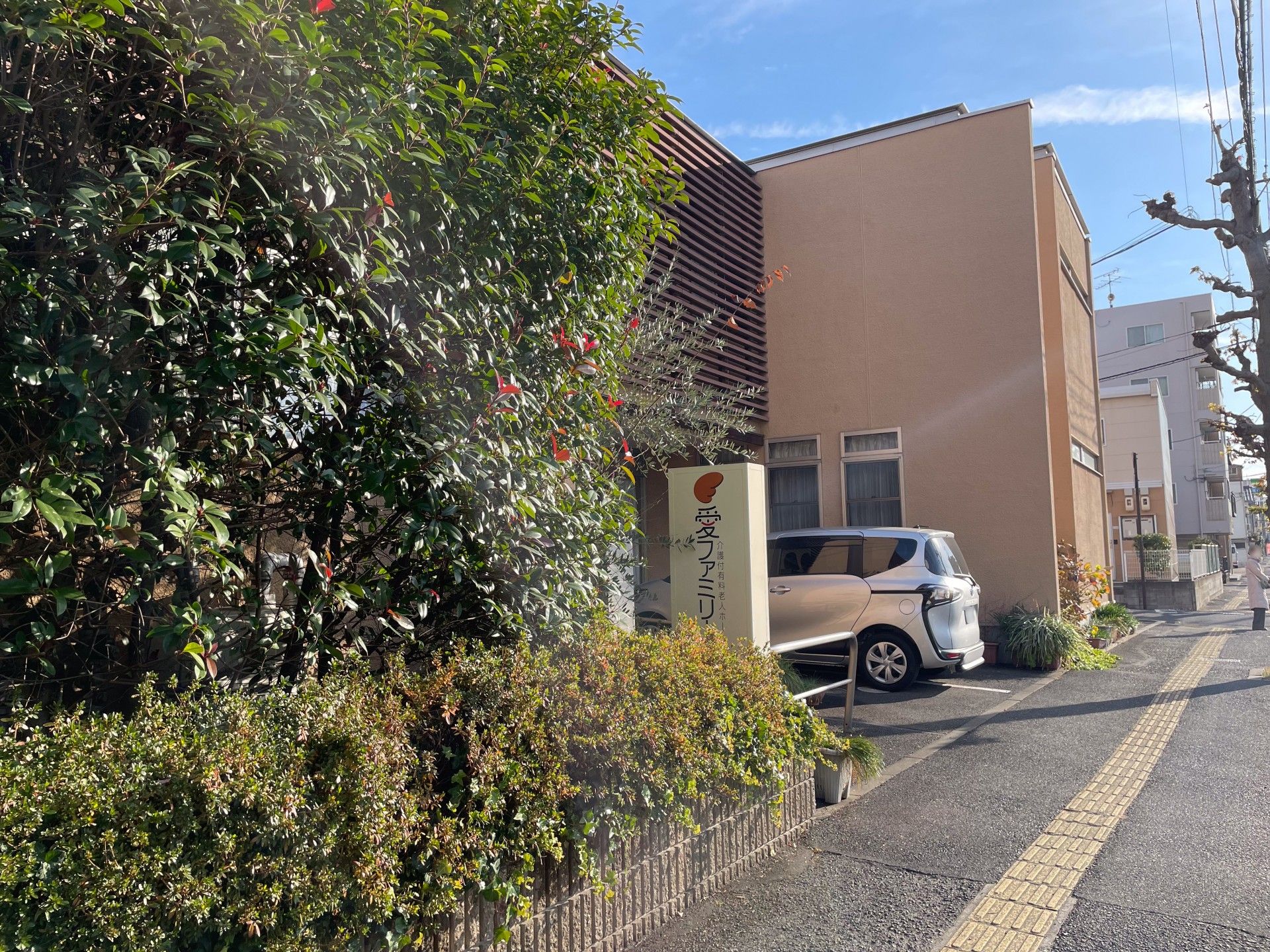緑に囲まれた建物の外観