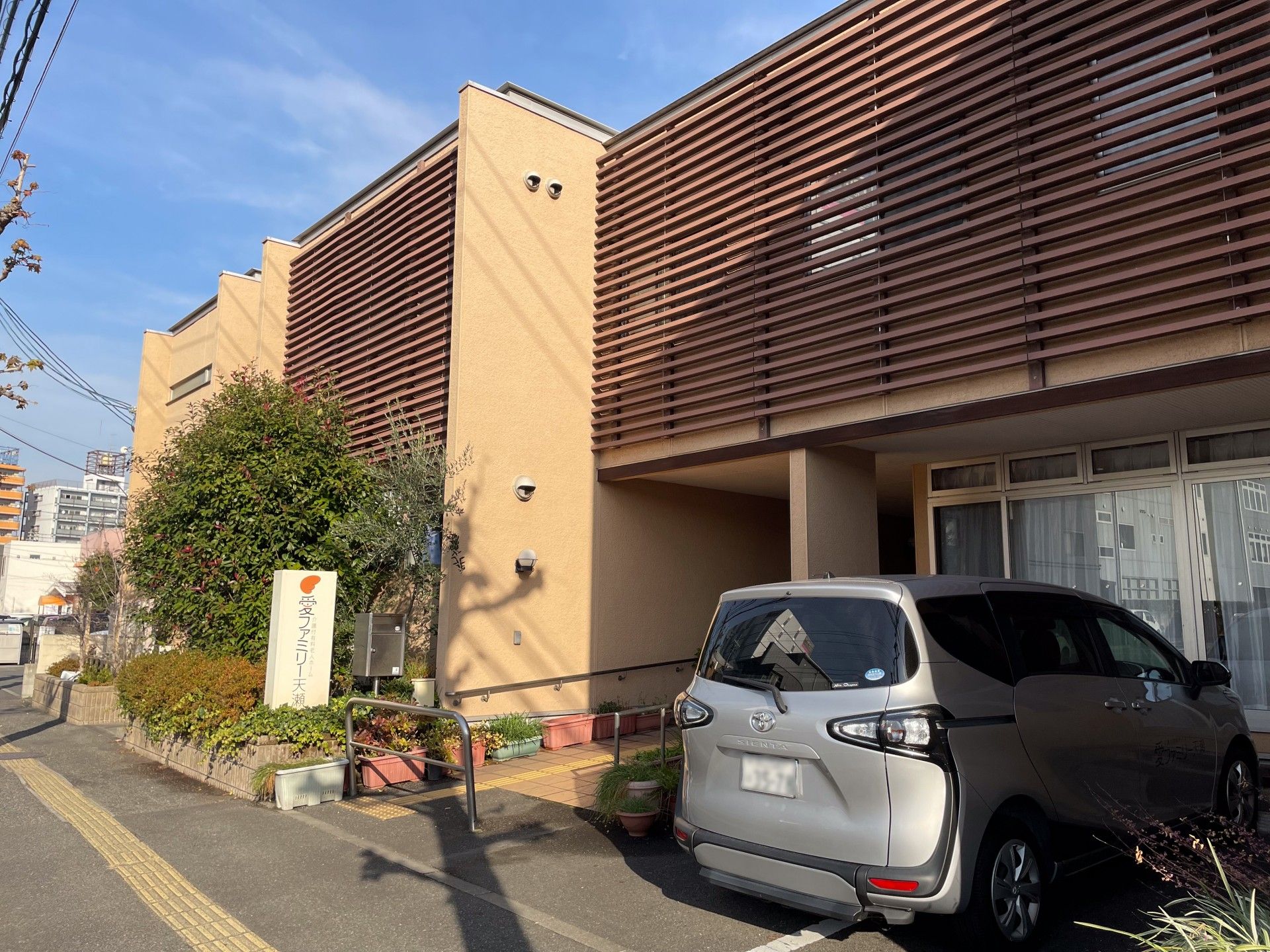 エントランス前の駐車場