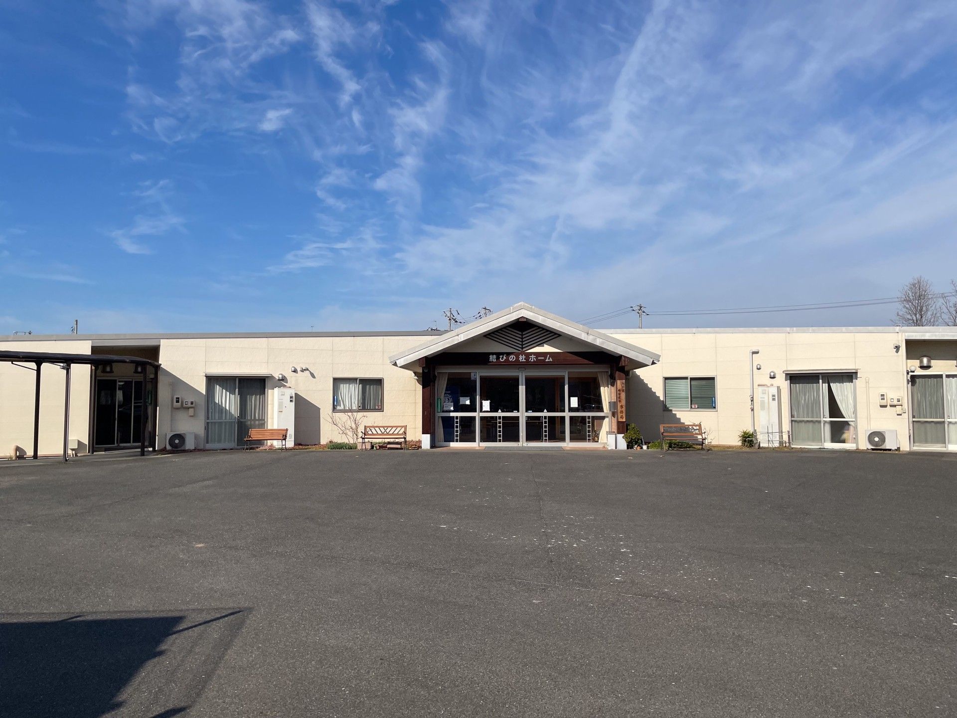 広い駐車場のある建物