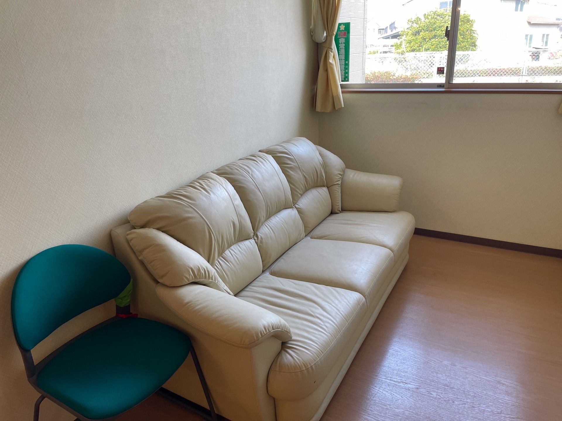 窓際のソファと椅子