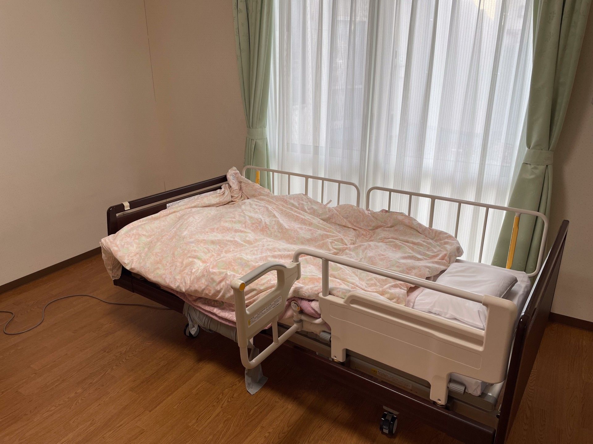 ベッドとカーテンの部屋