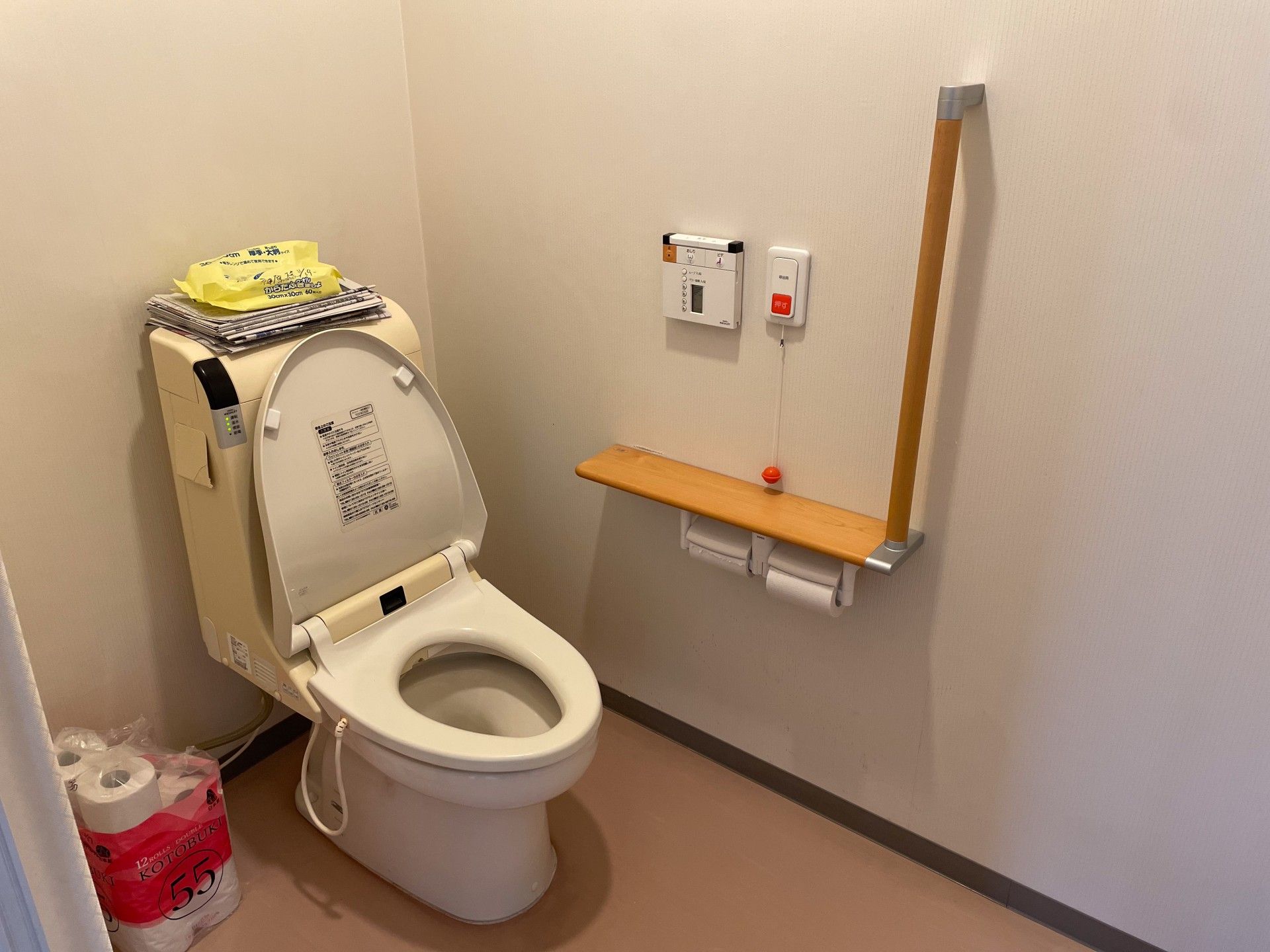 手すり付きのトイレ