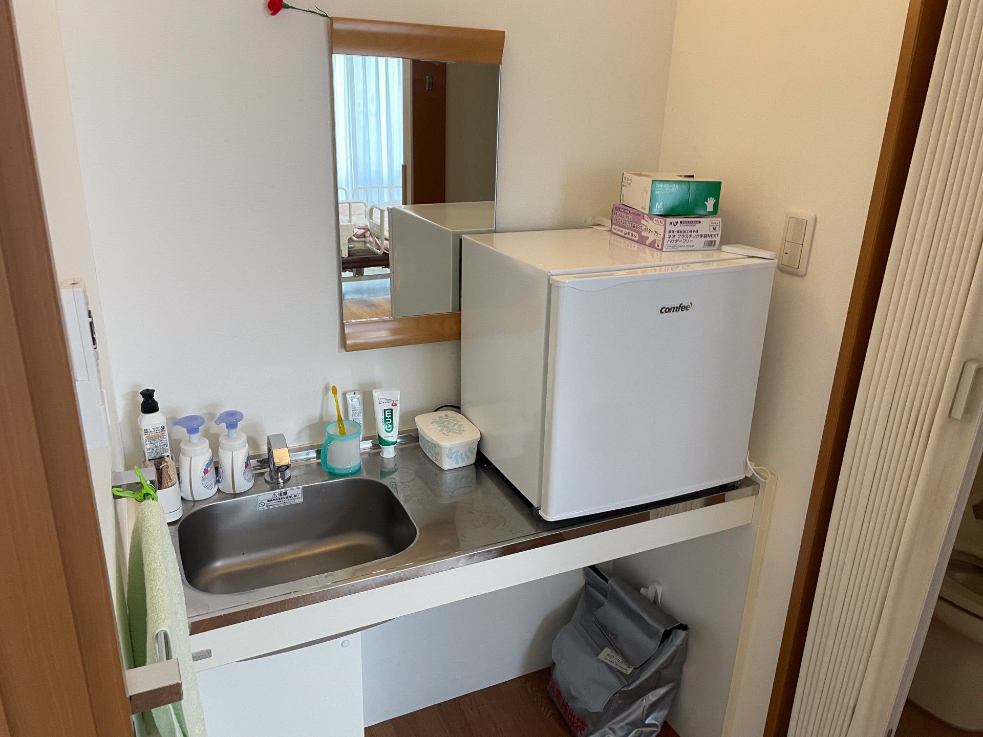 洗面台と冷蔵庫のある部屋