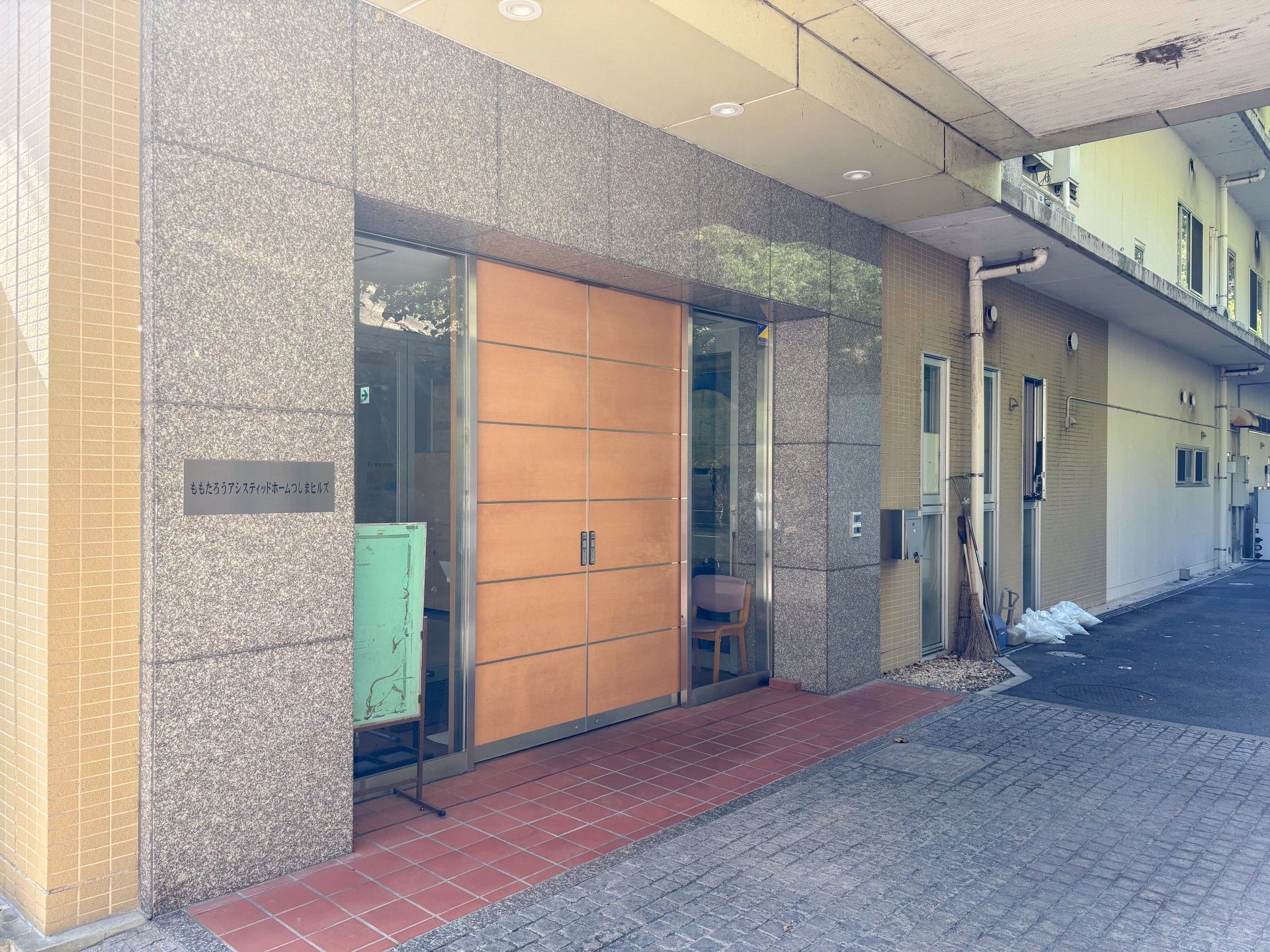 木製の扉があるエントランス