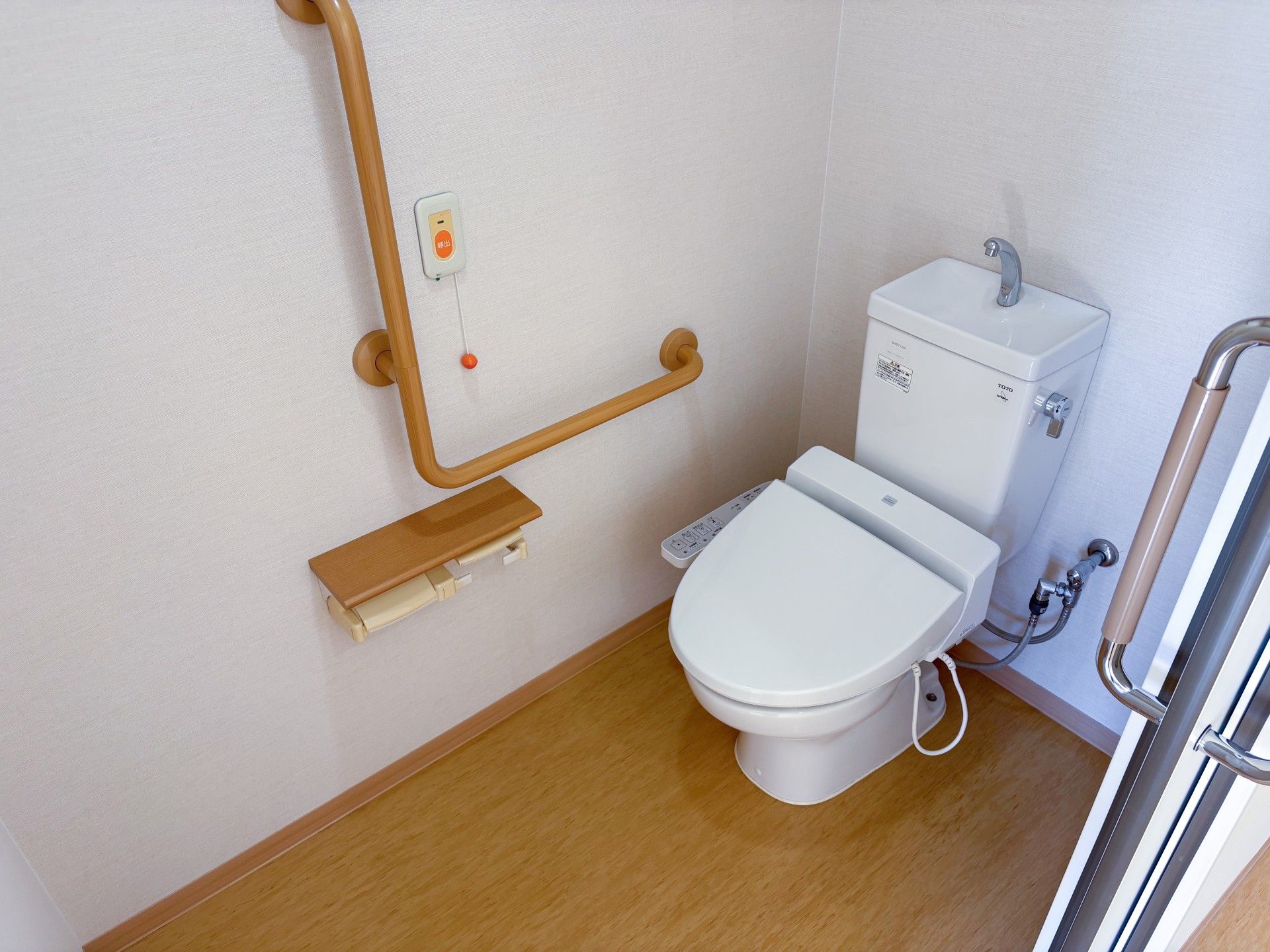 手すり付きのトイレ