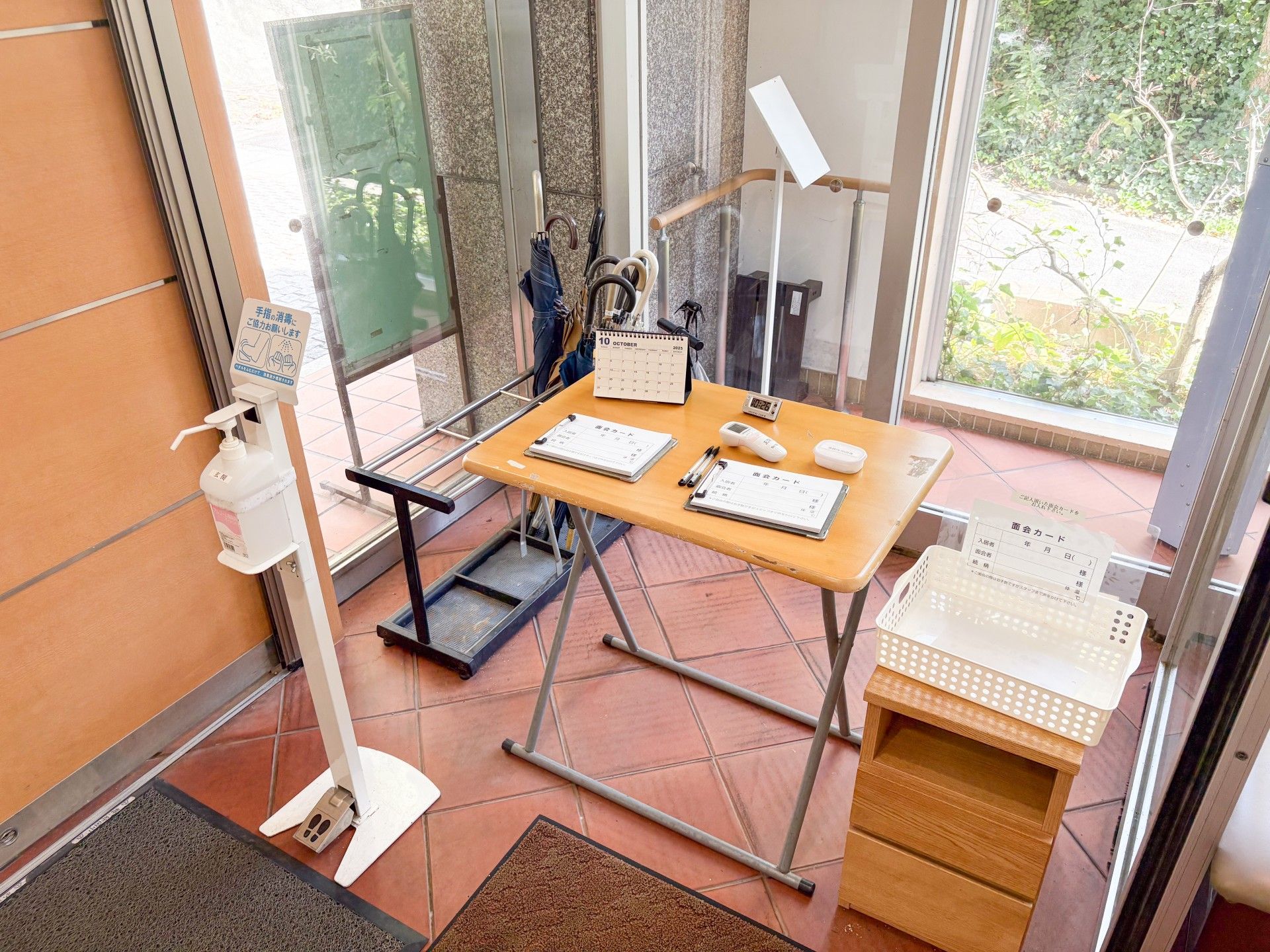 入口の消毒と受付