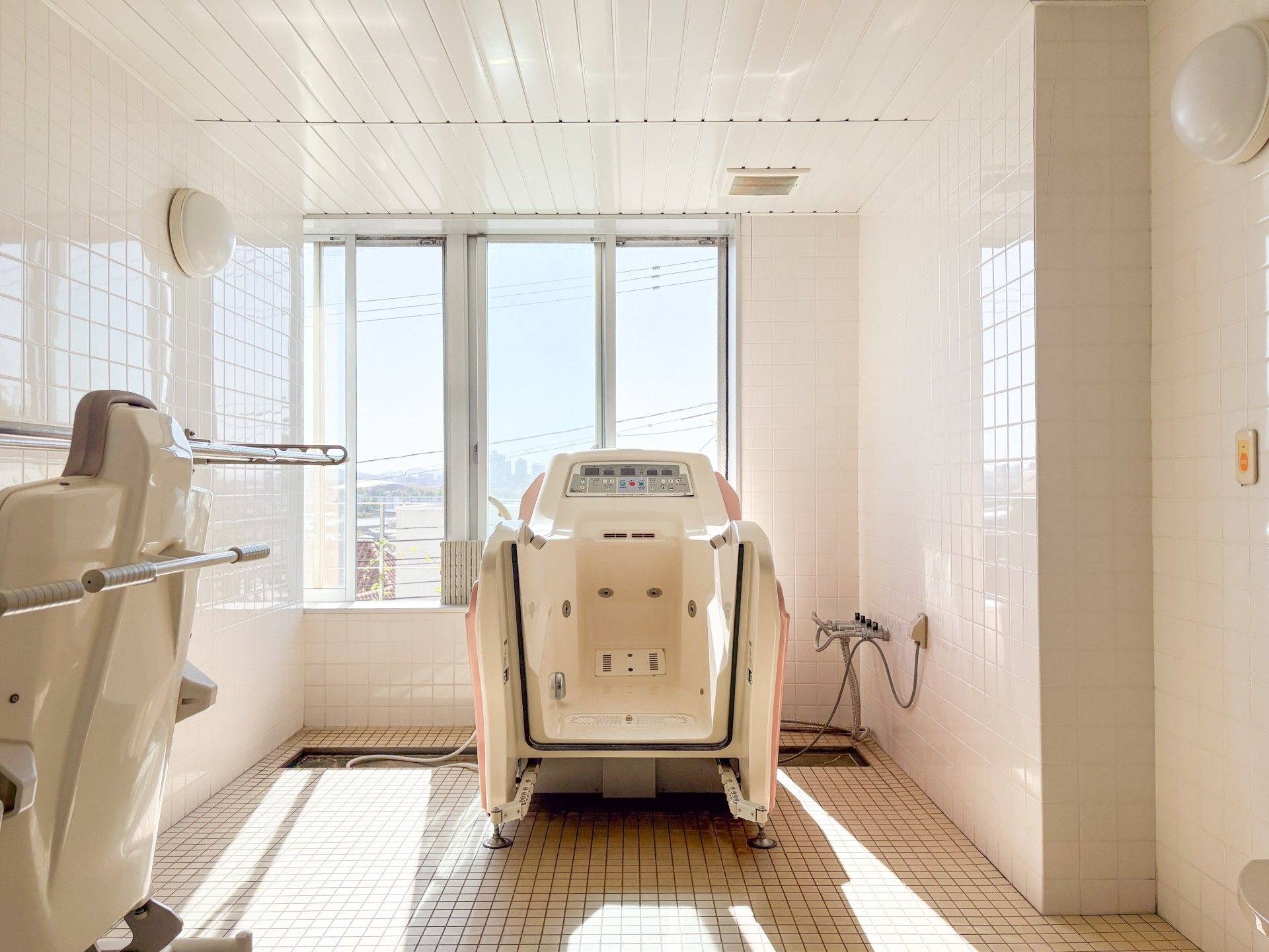 明るい浴室の設備