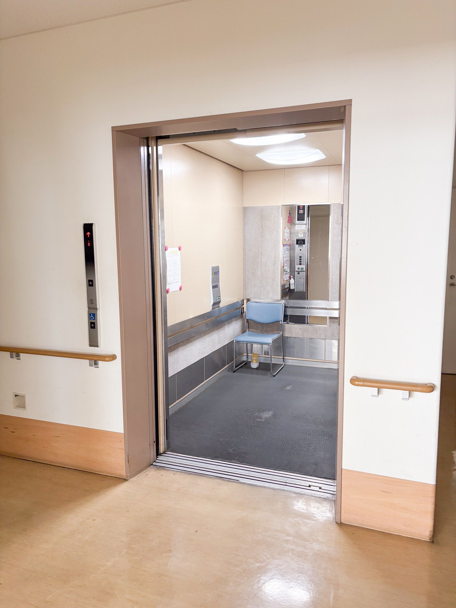 広いエレベーター内部