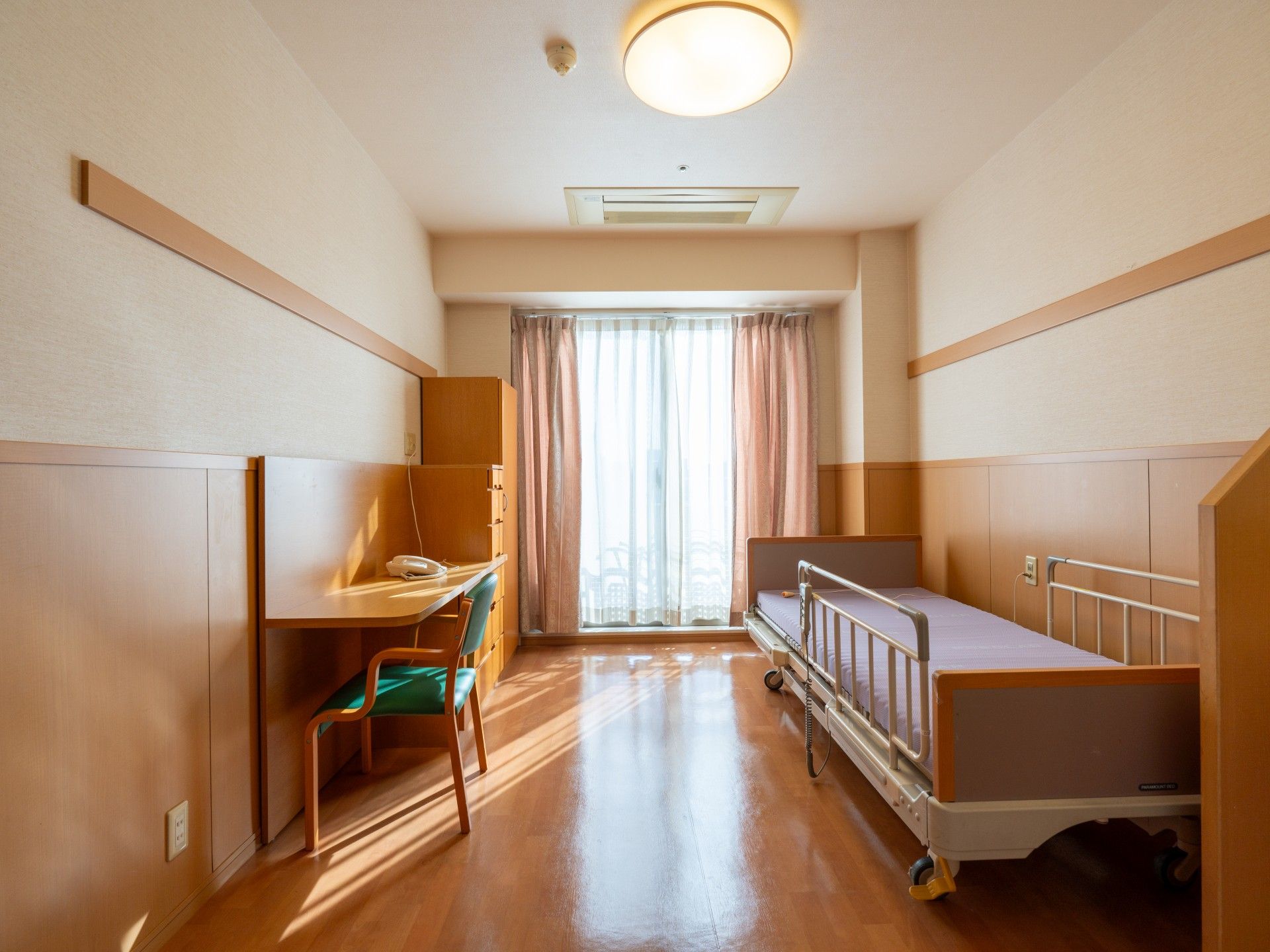 日差しが差し込む居室