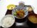 ごはんやみそ汁、おかず、デザートなどが並んだある日の食事