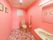 トイレは花柄のフロアにピンクの壁を使った華やかな空間。洗面所付き。