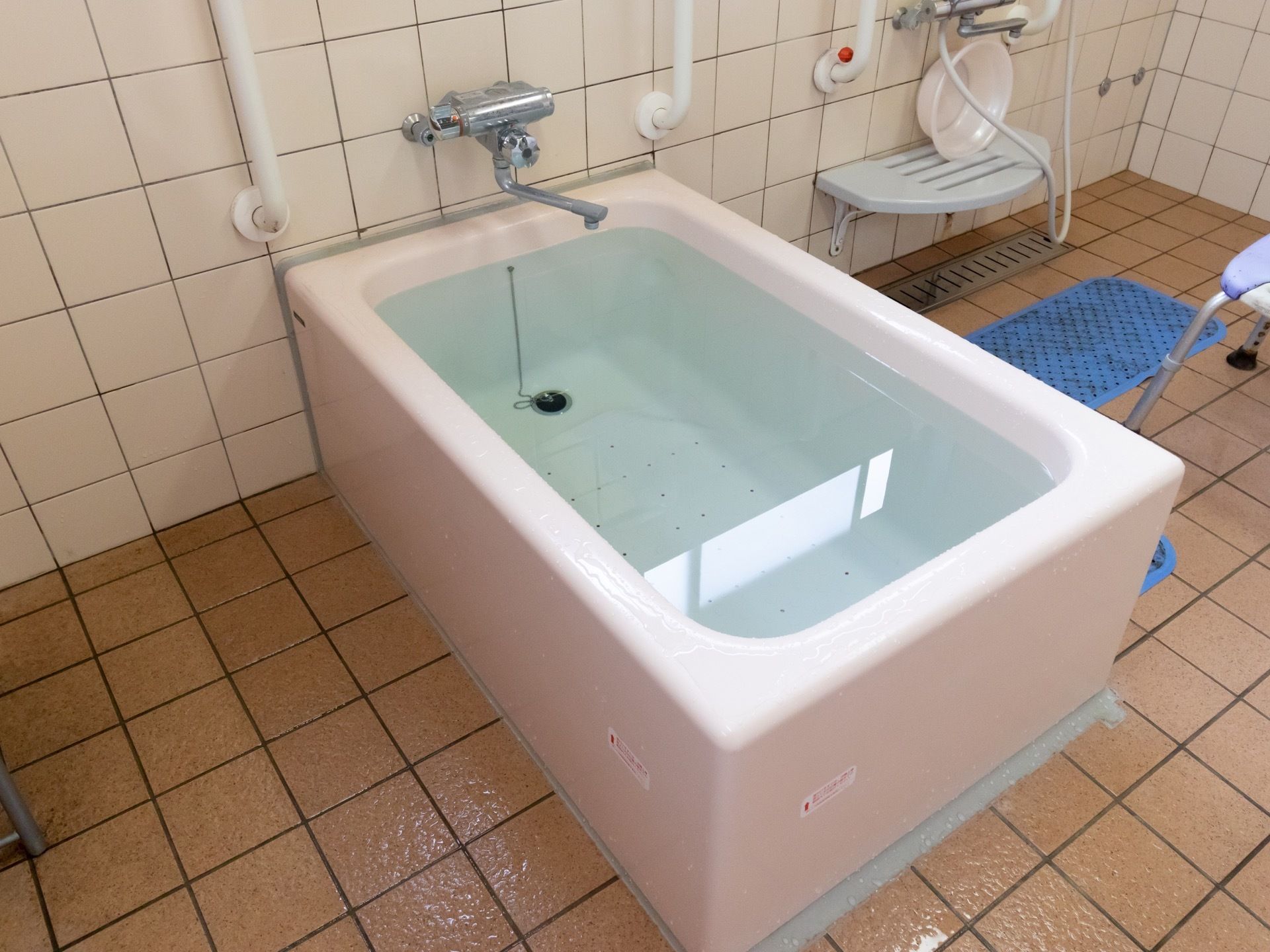 特殊浴室のほかに、一般的な浴室も完備している。浴槽の前方には手すりがあり、掴まりながらご利用いただける。