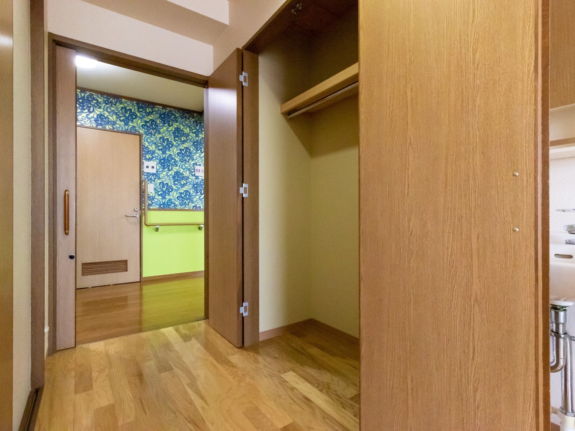 居室のスライドドアを入ると、左手に大きなクローゼットがある。両開きなので、荷物を出し入れしやすい。